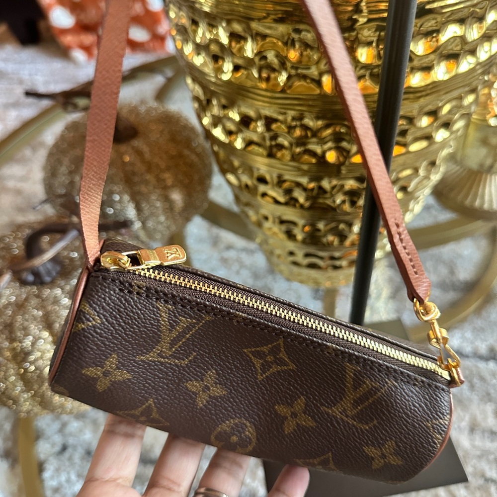 Louis Vuitton Monogram
Mini Papillon Handbag - Picture 4 of 13